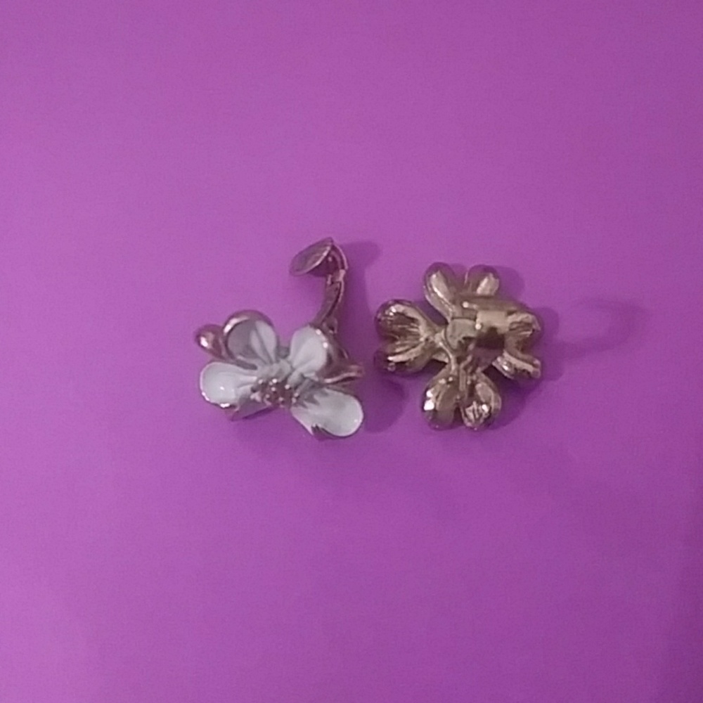 Dogwood earrings clip on